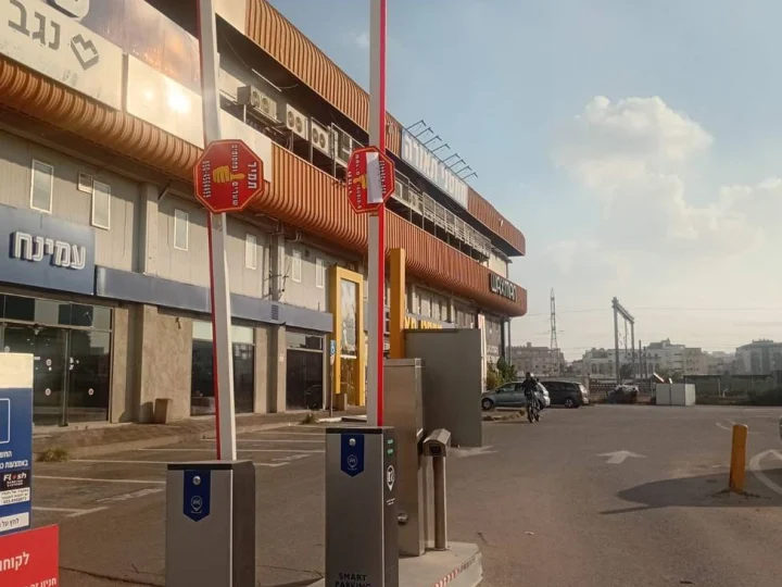 עמדות חניה חכמה בכניסה לחניון מתחם מסחרי בבני ברק