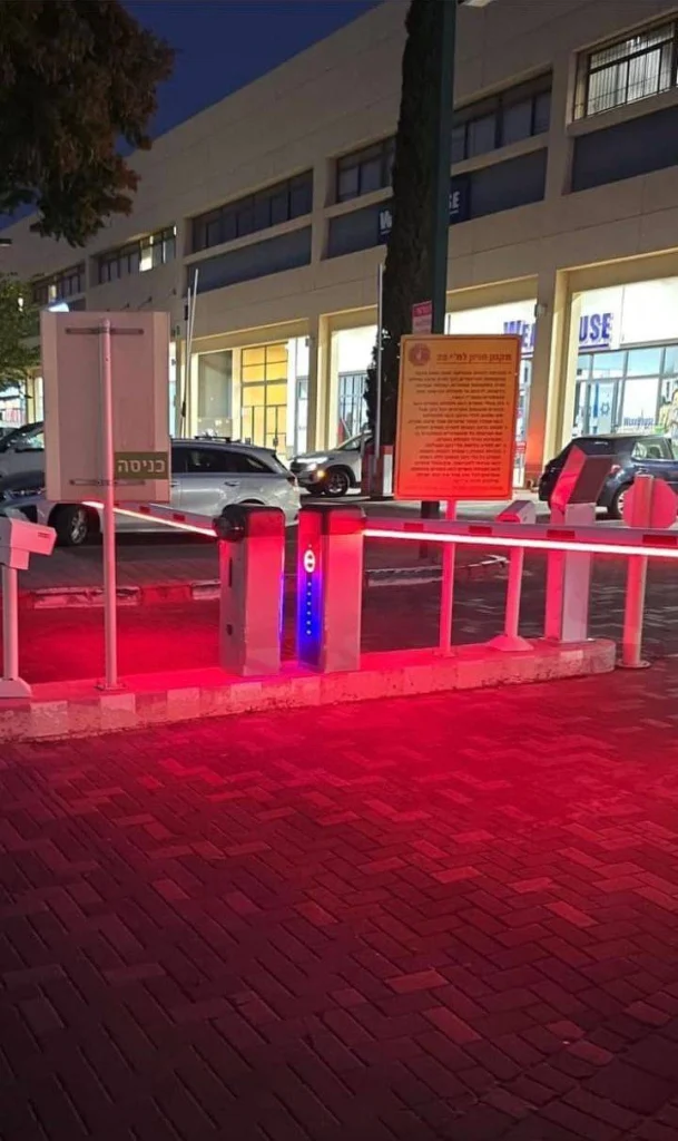 חניון לב הארץ בלילה, מחסומים מוארים בתאורת לד