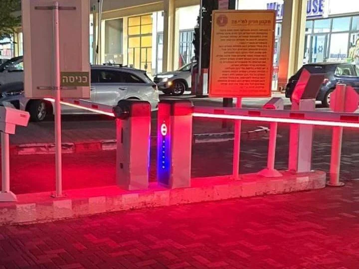חניון לב הארץ בלילה, מחסומים מוארים בתאורת לד