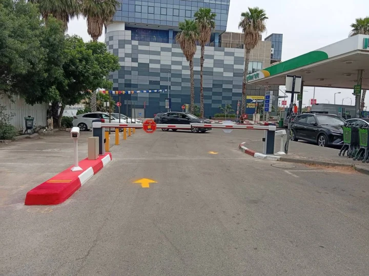 חניון תחנת דור אלון ביהוד, מחסום ומצלמת זיהוי בכניסה