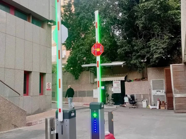 חניון מרכז קניות רמת השרון, מחסומים אוטומטיים עם תאורת לד