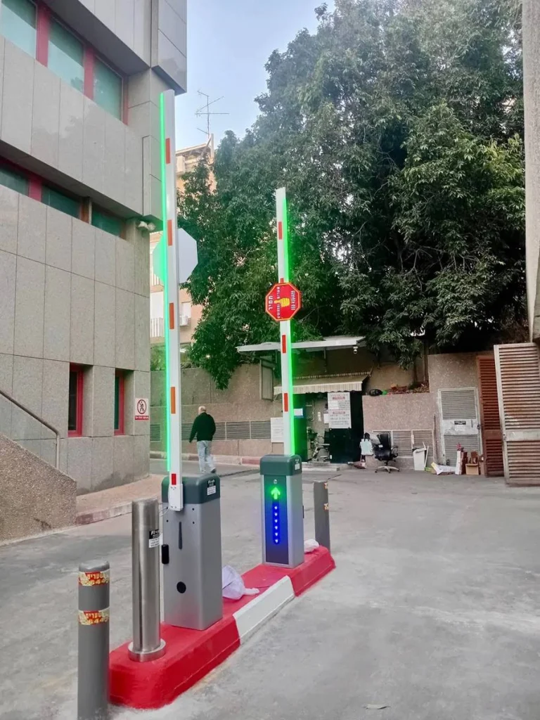 חניון מרכז קניות רמת השרון, מחסומים אוטומטיים עם תאורת לד