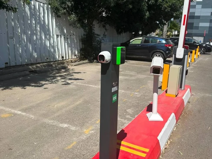 חניון דור אלון ביהוד, עמדת הזיהוי והמצלמות מקרוב