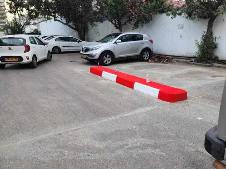 חניון דור אלון ביהוד, בניית אי התנועה, לפני התקנת הציוד