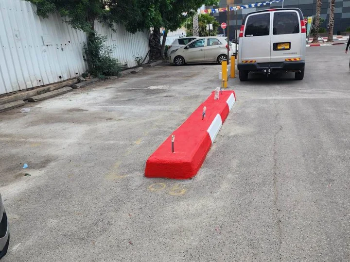 חניון דור אלון ביהוד, אי התנועה מוכן להתקנה