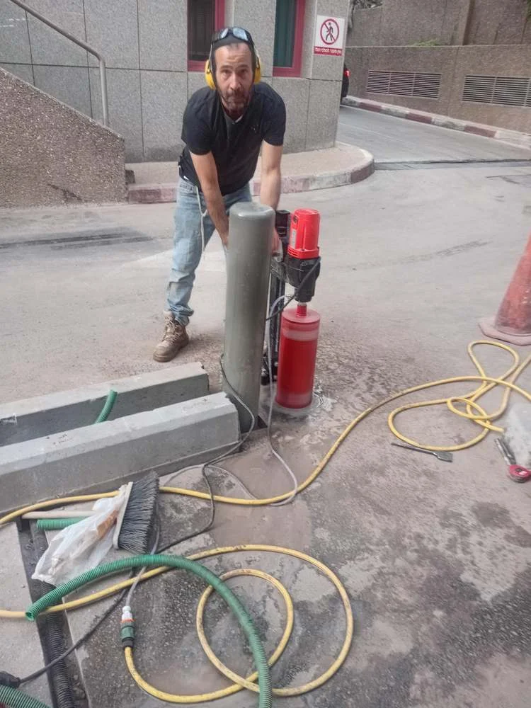 חניון רמת השרון, קידוח יהלום להתקנת העמדות