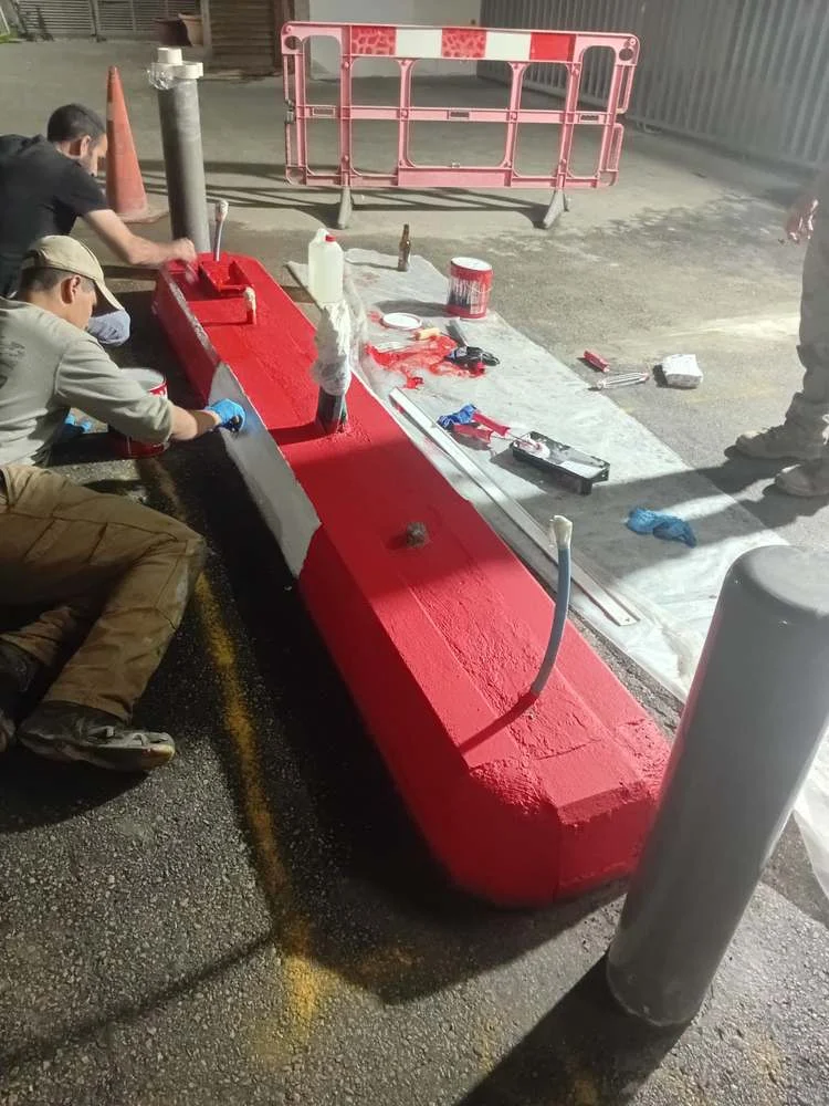 חניון רמת השרון, צביעת אי התנועה באדום לבן
