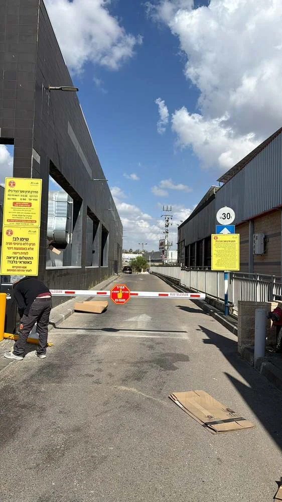 חניון מרכז קניות קריית עקרון, מחסום בכניסה עם שילוט מחירון של פלאש