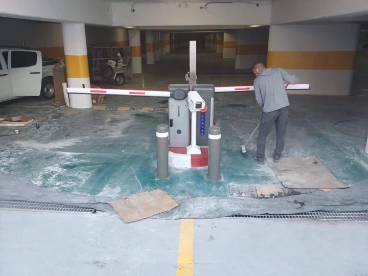 חניון תת קרקעי בראשון לציון, אי מרכזי עם מחסומים דו כיווניים בהתקנה